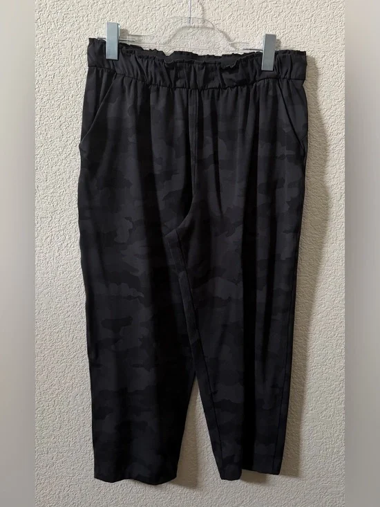 Lululemon Women’s Size 10 High Rise Crop Pull On Black Camo Straight Leg Pant