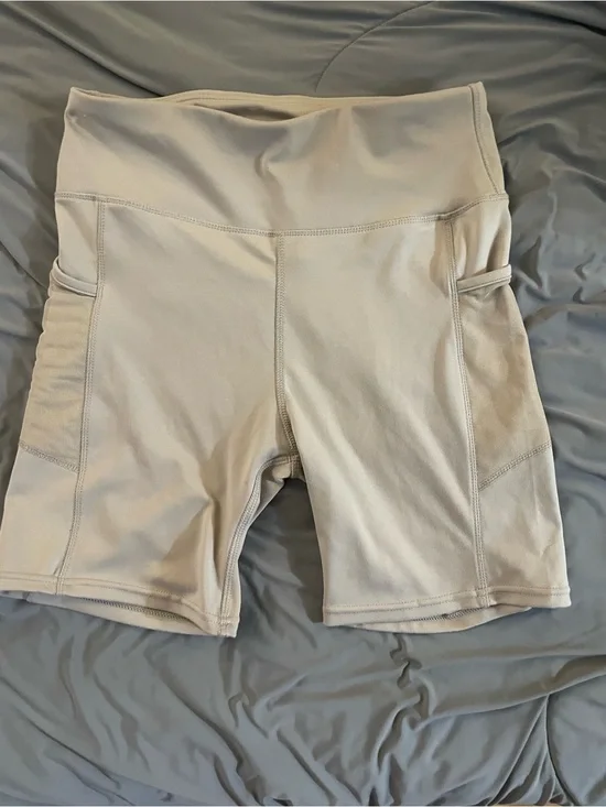 Daisy Fuentes Light Beige High-Rise Bike Shorts with Side Pockets