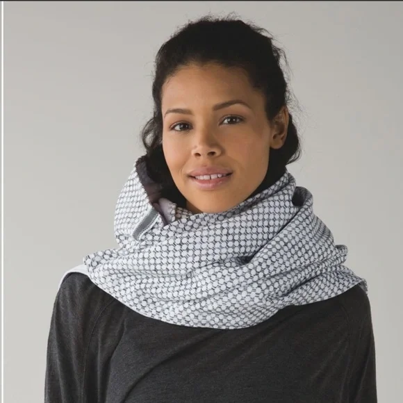 Lululemon Vinyasa Scarf *Fleece Dottie Eyelet White Black / White - one size