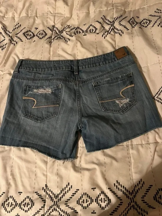 AE shorts. Low rise. Size 8. Waist measures approx 15” across. Rise is 6 1/2”.
