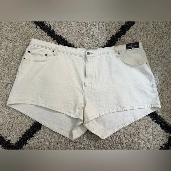 NWT Abercrombie & Fitch‎ High Rise Mom Shorts in White - Curve Love 37