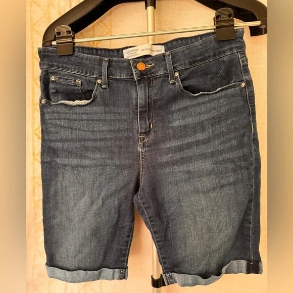 LEVI’S Signature mid rise Bermuda shorts for women size 12/31