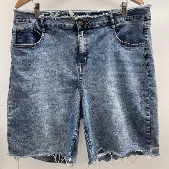 Distressed‎ Light Wash Denim Jean Shorts - Casual Mid-Rise