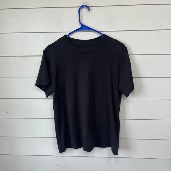 Lululemon all yours short sleeve shirt black women’s size 6-8‎