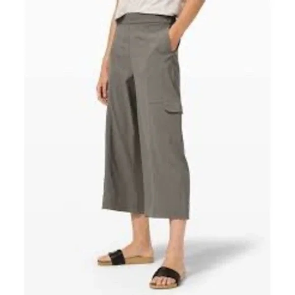 Lululemon Metropolis maven high‎ rise crop pants cargo women's size 10 casual