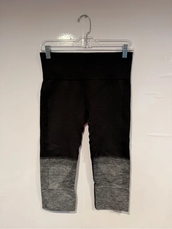 Black and grey ombré lululemon‎ compression crop leggings