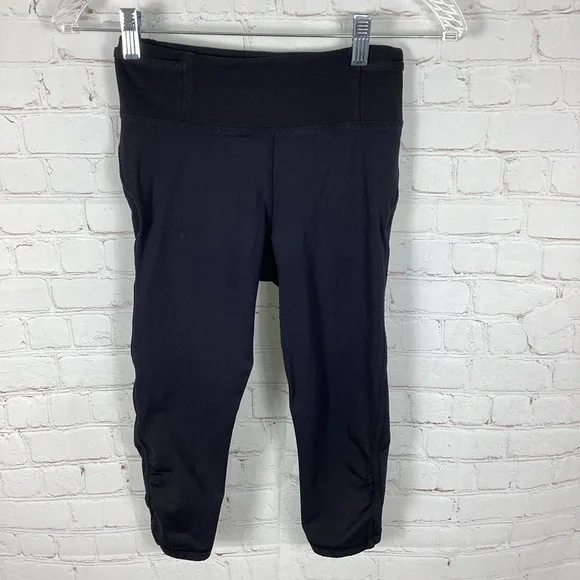 Lululemon Black Cropped Leggings Women’s Size‎ 4 Yoga Running Walking Athleisure
