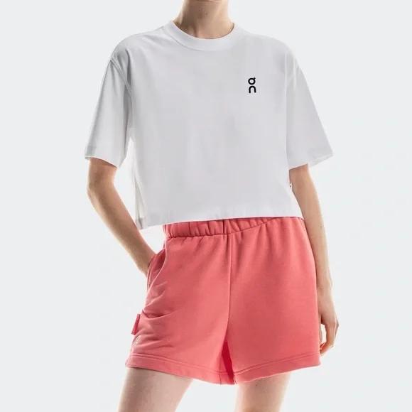 ON RUNNING NWT CLUB SHORTS CORAL SMALL
