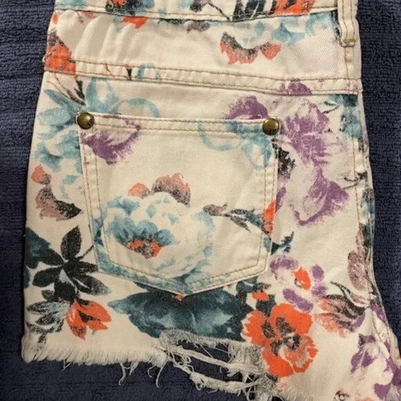 Women's Free‎ People floral cut-off jean shorts white bootie shorts