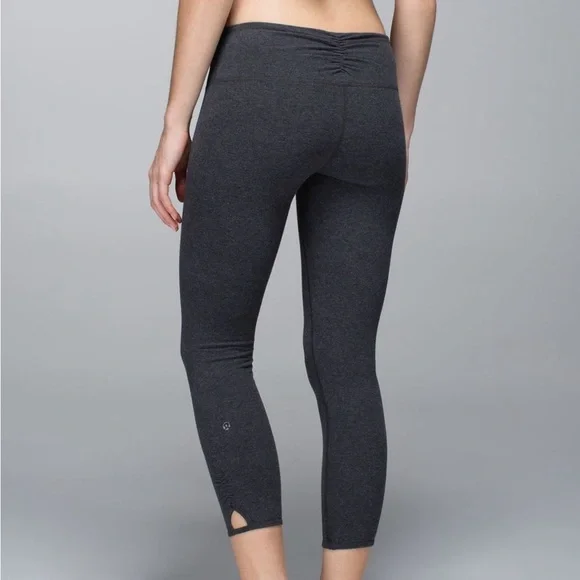 Lululemon Dhanurasana Crop II Size 6