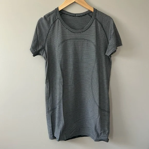 Lululemon Swiftly SS Sz 12‎ Black/White Stripe VEUC