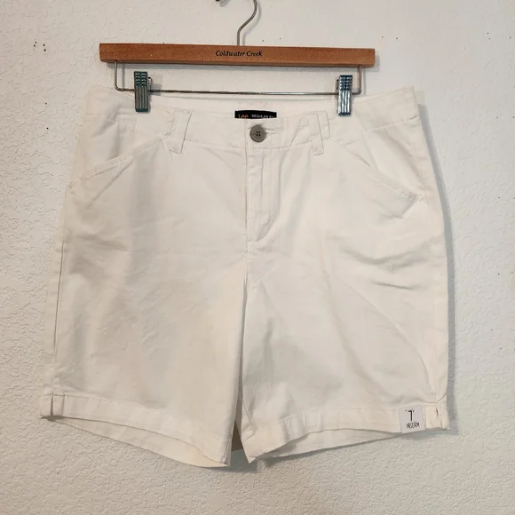 Lee Mid Rise White Casual Shorts, Size Unknown (10 or 12)‎