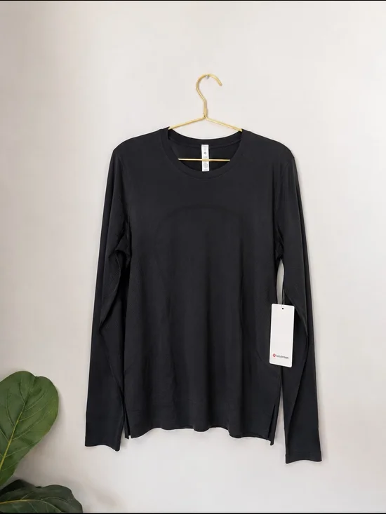 NWT Lululemon athletica Swiftly Relaxed Black Long Sleeve Crewneck Top