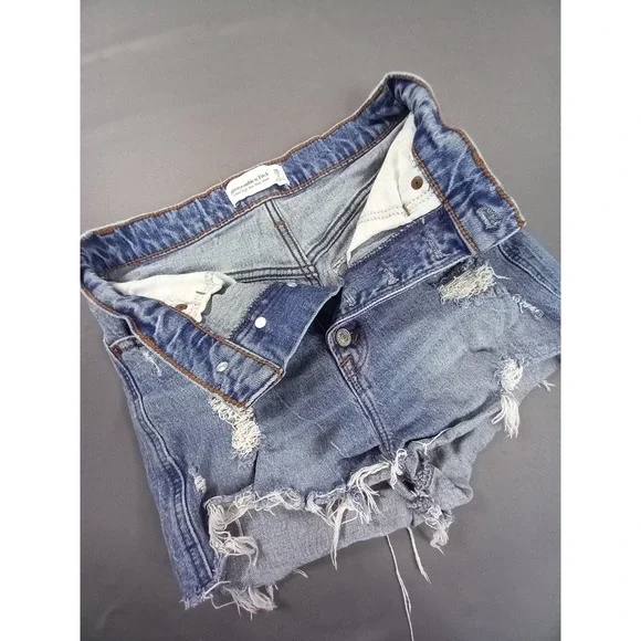 Abercrombie & Fitch Ultra High Rise Mom Short‎ 26 2 Distressed Button Fly Denim