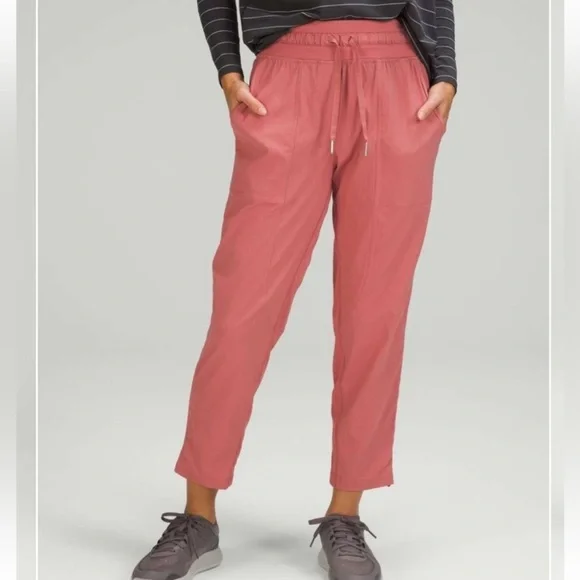 Lululemon Mid Rise Dance Studio Jogger Crop 6 Brier‎ Rose Pink Gym Athletic Yoga