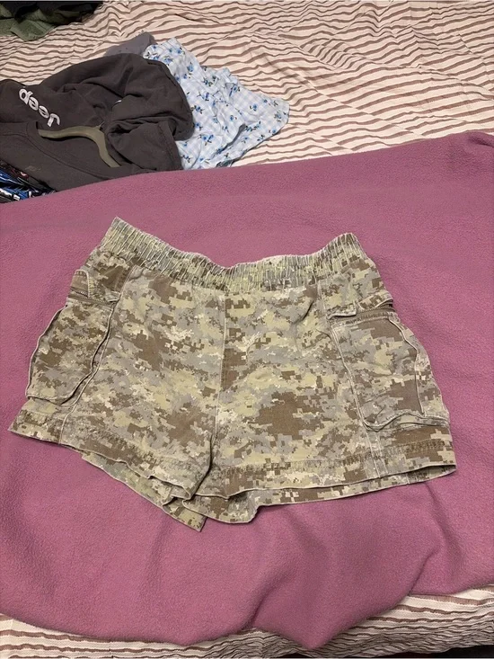 Forever 21 Digital Camo Cargo Shorts - Olive & Tan