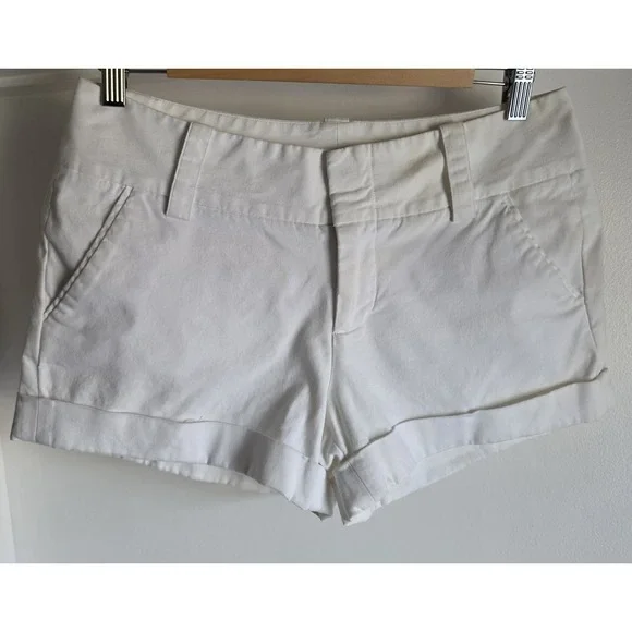 Alice + Olivia Shorts Size 6 White Solid Cotton Women Casual Chino
