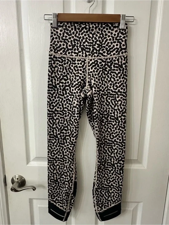 Lululemon athletica Ace Spot Grain Black leopard print leggings, size 4