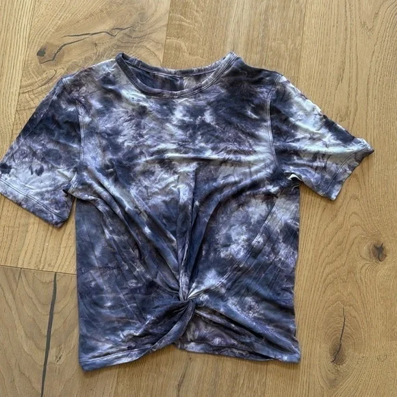 Lululemon Crescent Tee Size 4 Diamond Dye Moonwalk Purple Twist Front