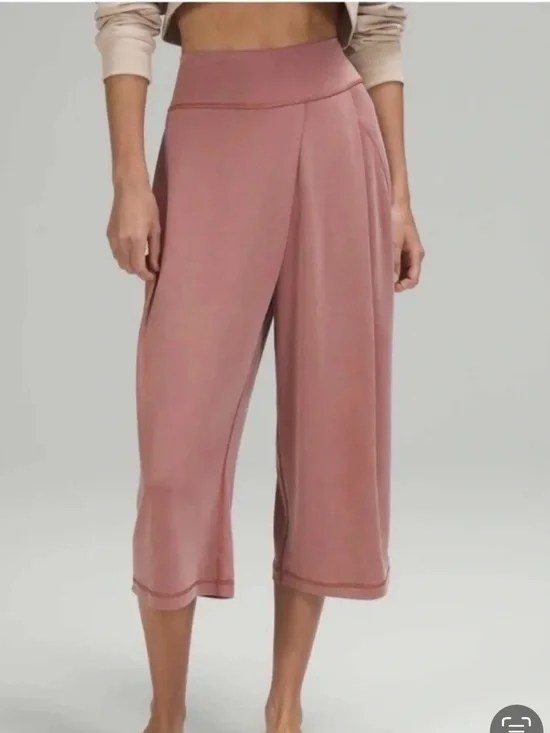 Lululemon size 8 white womans cropped trousers pants