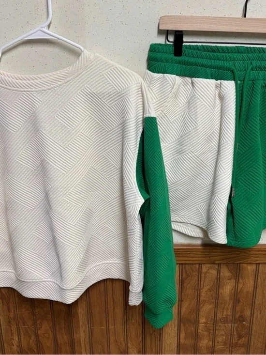 Boutique 9 Cream and Green Quilted Shorts