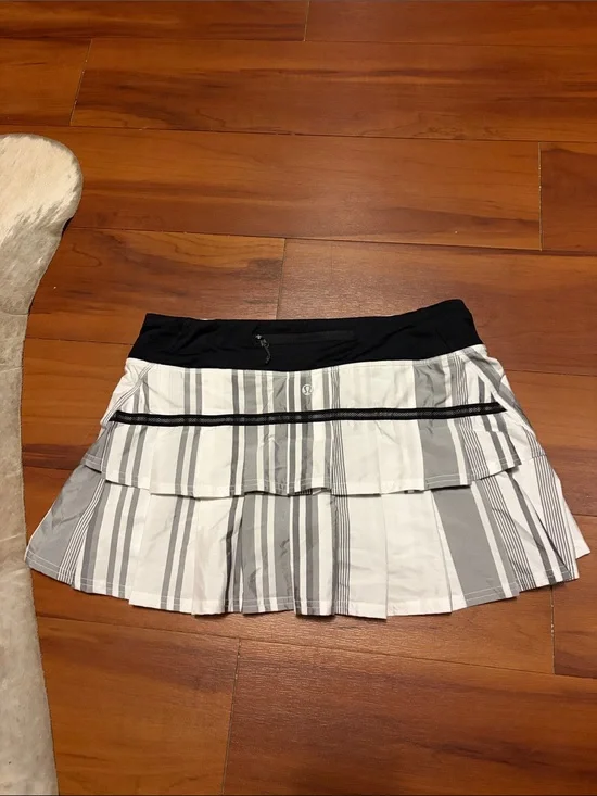 lululemon athletica Black, White & Gray Striped T3 Pleated Skorts Skirt Sz 6