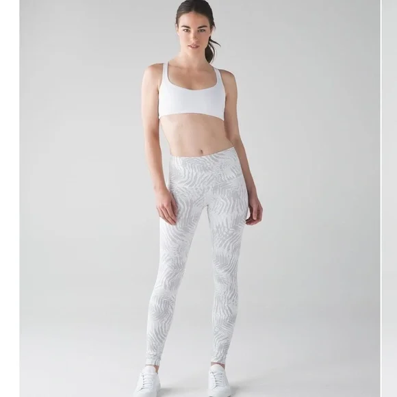 474 Lululemon Wunder Under High Rise LuxTreme – Palm Camo – Size 6