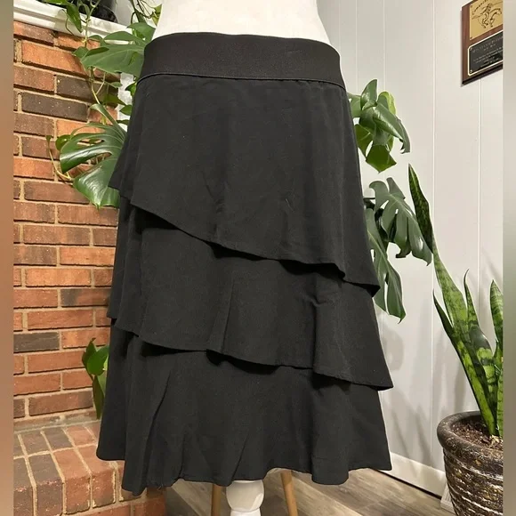 🛍️Karen Kane black ruffle skirt Size M excellent  condition