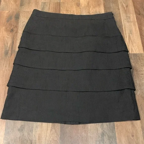 Larry Levine Stretch Multi Layered Skirt.  Size‎ 8