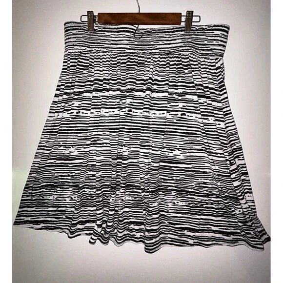 Lane Bryant Size 14/16 Black White Skater Skirt Stretchy