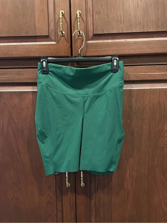 Lululemon biker shorts green sz 8