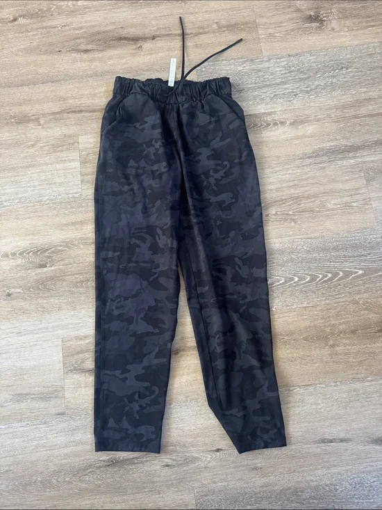 Lululemon Women Black Camo Jogger Pants - size 6
