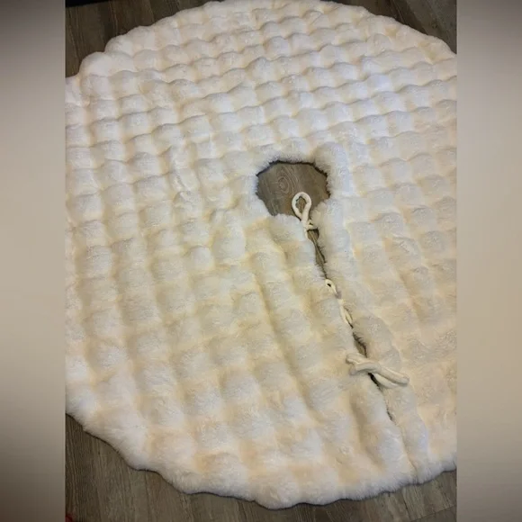 Tahari Home Decor Ivory Faux Fur Plush Holiday Tree Skirt