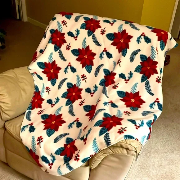 NWT Holiday fleece throw blanket featuring poinsettias, from Colormate