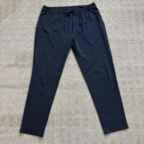 Lululemon Pull On Crop Pant Women's 10 Black Athleisure Casual Comfort Travel