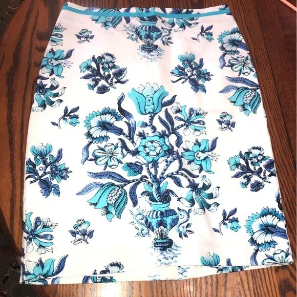 TALBOTS SIZE 6 LIKE NEW WHITE SKIRT WITH BLUE AND TEAL TRIM. FULLY LINED. EUC