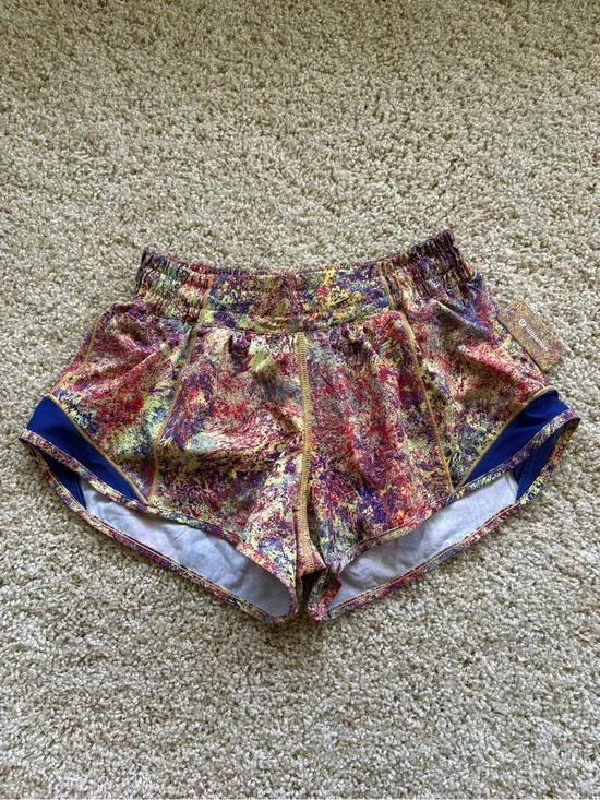 Lululemon Hotty Hot Short 2.5” SeaWheeze 2019 Multi Abstract Print Size 4‎ NWT