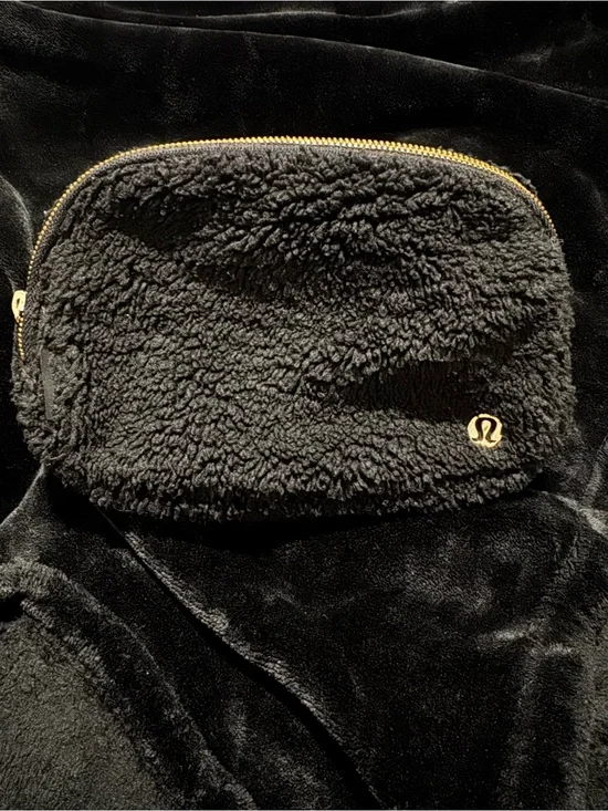 Lululemon Black Sherpa Belt bag