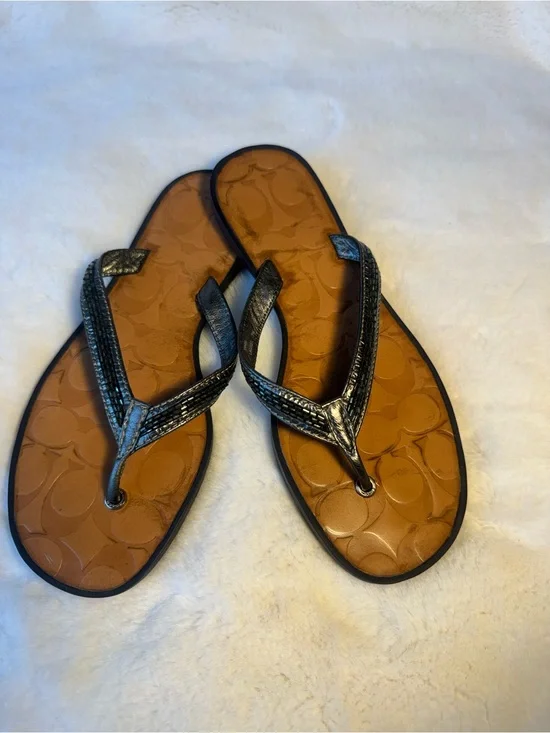 Coach Laurel Tan Signature Footbed with Pewter Metallic Thong Sandals Size 7