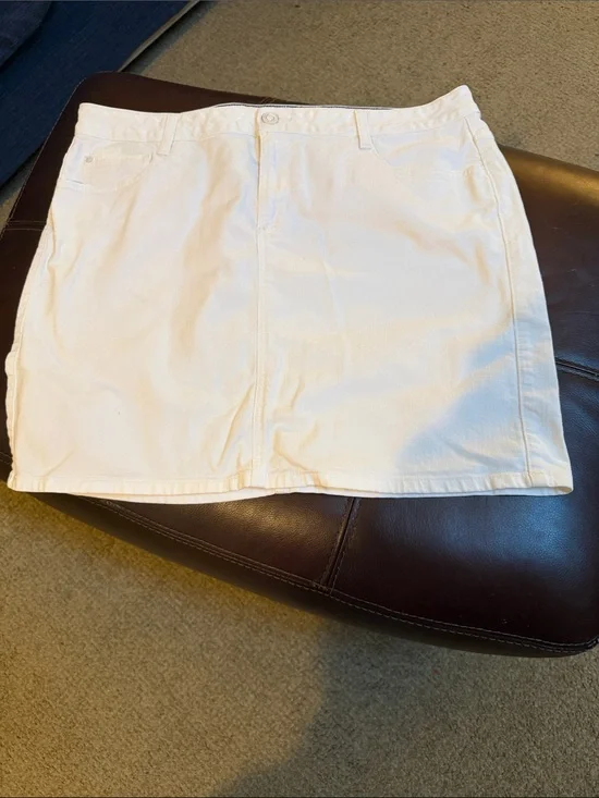 Tommy Helfiger white denim skirt -soft somewhat stretchy fabric sz16