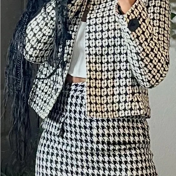 H&M Classic Black & White Houndstooth mini skirt with faux pockets