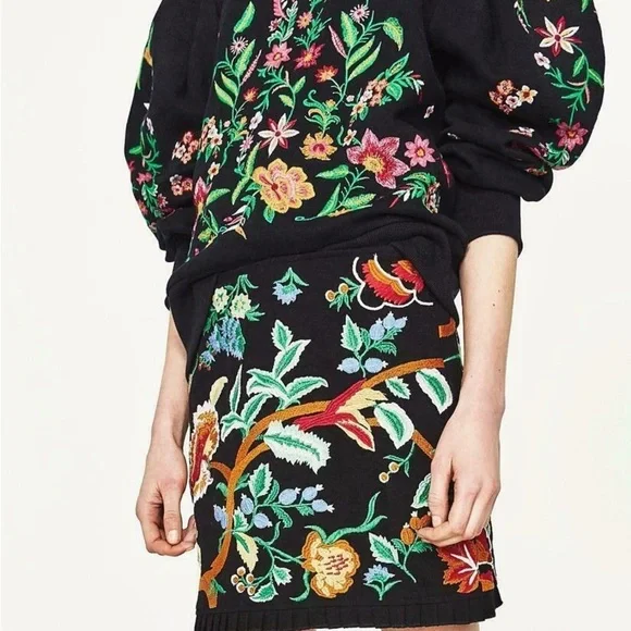 ZARA Woman Embroidered Pleated Hem Mini Skirt Size XS‎