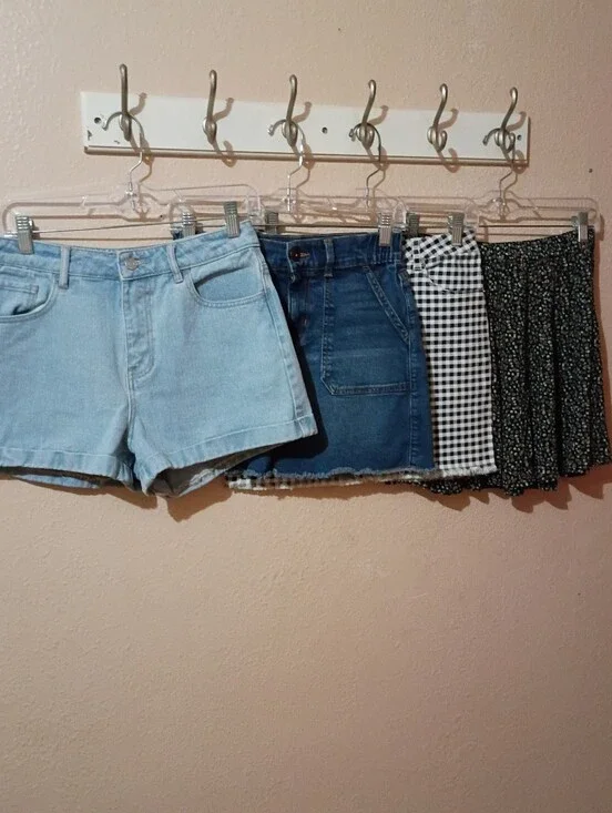 JUNIORS SIZE SMALL BUNDLE 3 SKIRTS 1 SHORTS + Free Item