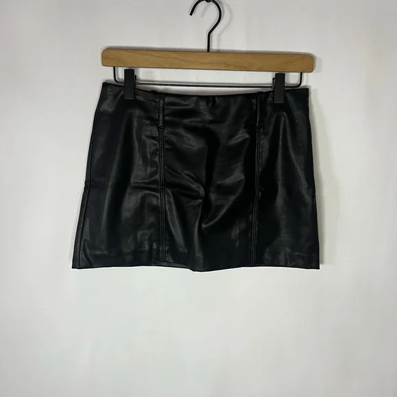 H&M‎ Divided Skirt Women Size 0 Black Faux Leather Mini Zip Side Belt Loops Y2K