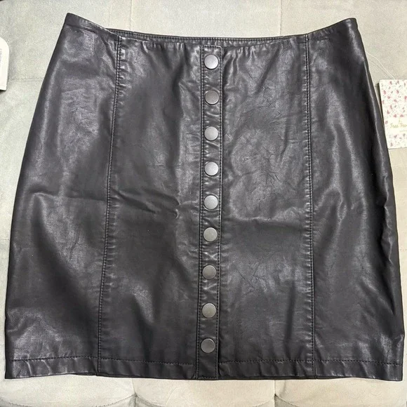 Free People Faux Leather Snap Front Skirt Black‎ NWT Size 6