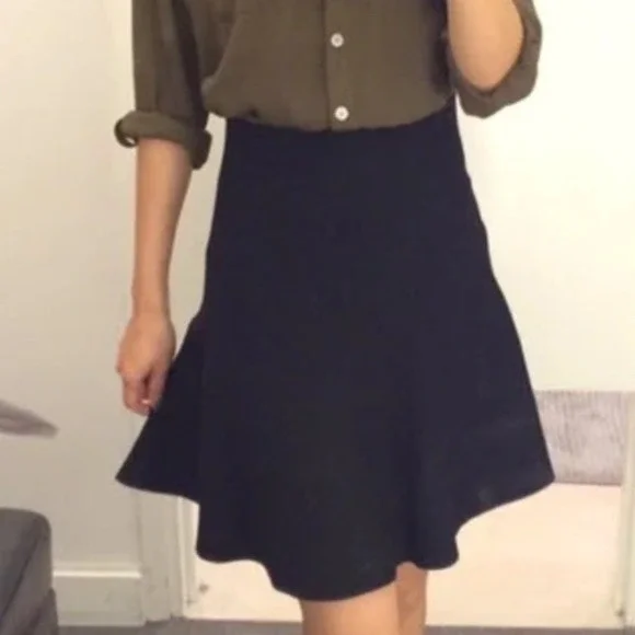Ann Taylor Black Stretch Knit Pleat A Line Knee Length Skirt XS Classic Minimal