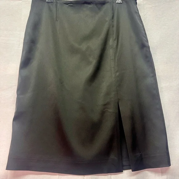 White House‎ Black Market Classic Black  Skirt size 8