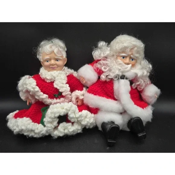VtgMr & Mrs Santa Claus Dolls Crochet Outfit Christmas Decor Holidays Grannycore