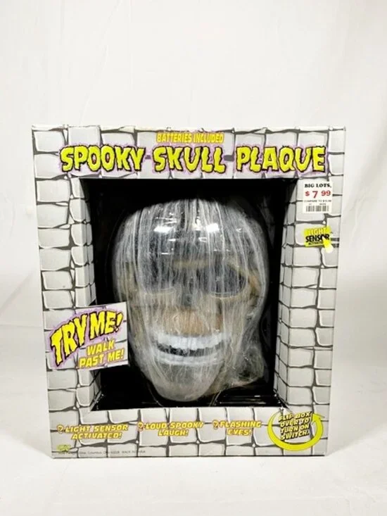 Vintage Halloween Laughing Flashing Eyes Light Sensor Spooky Skull Wall Plaque