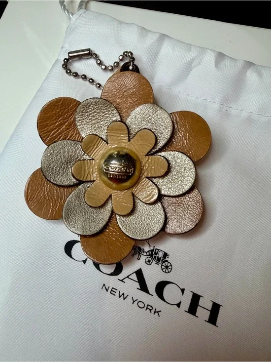 Rare Vintage Coach leather daisy flower hangtag/bag charm